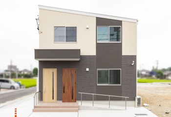 1階、2階ごとの玄関 1階、2階ごとの玄関