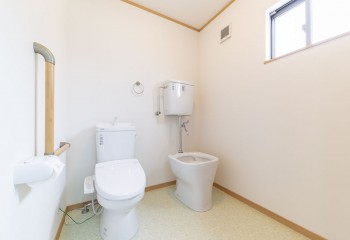 車イスでの利用でも十分なトイレスペース 車イスでの利用でも十分なトイレスペース